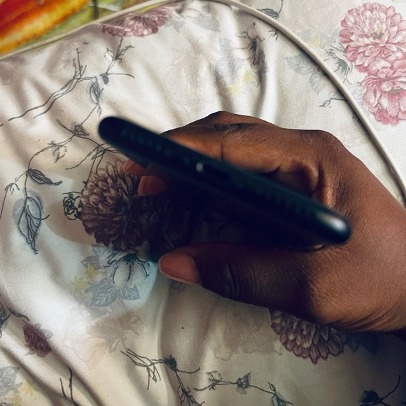 Apple IPhone 7 - Picture 2 of 7